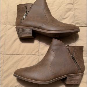 New Faded Glory sz 8 brown booties w/ zipper detail. See pics. Fall ready!